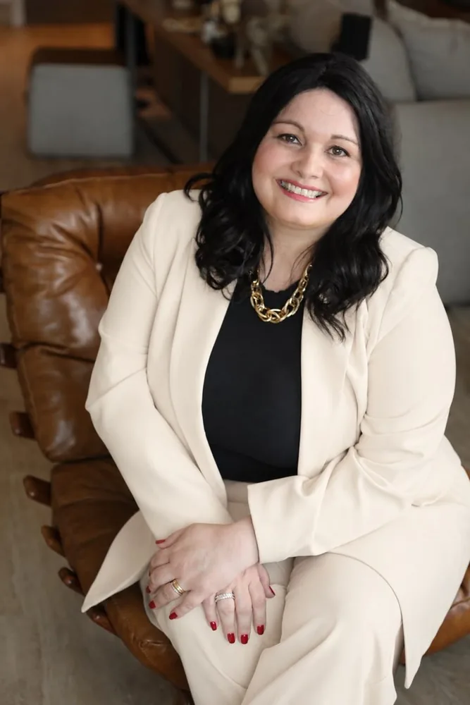 Amalia Antunes Nogueira, psicóloga clínica CRP 06/216121, sentada em poltrona de couro no consultório